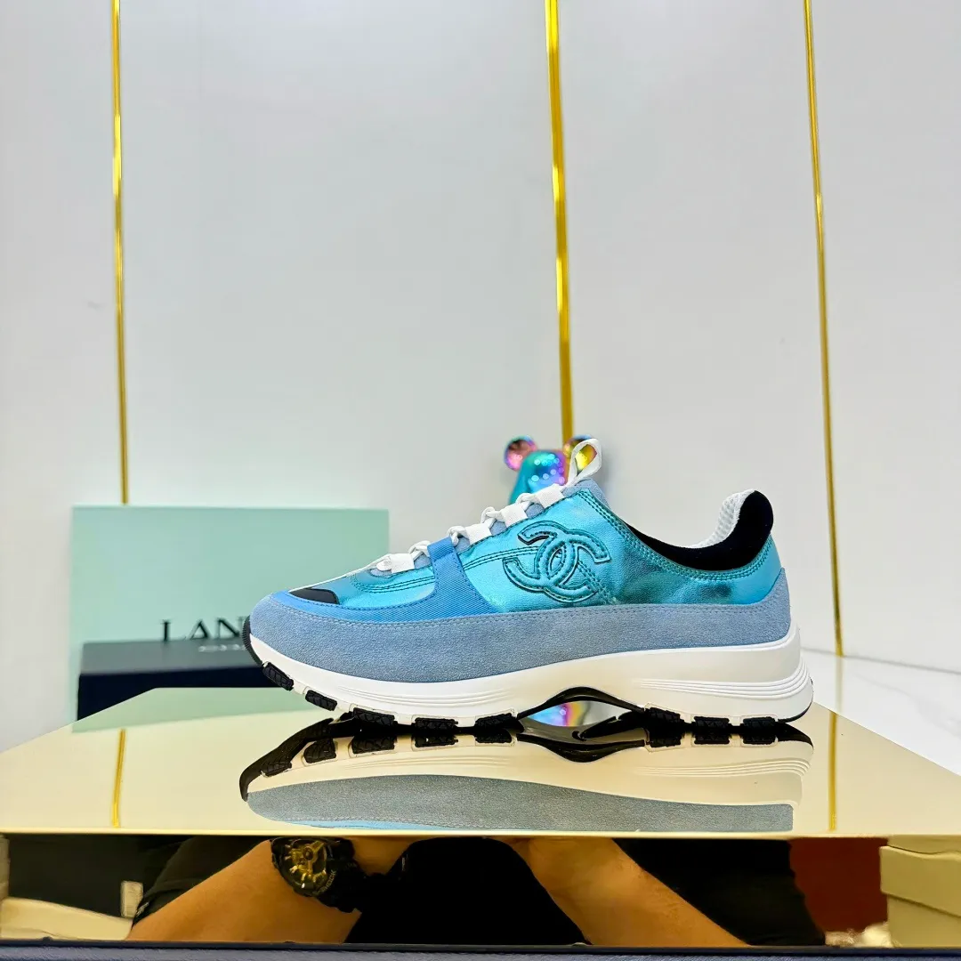 👟👟Ex-factory price 600👟👟High quality! ! ! CHANEL Chanel 25A latest thick-soled casual sports shoes. The counter is synchronized. The counter is very popular. It is a shoe that is very difficult to buy. The most popular thick-soled casual shoes on the Internet. As you can imagine, the most popular thick-soled casual shoes can not be missed. It has both good looks and comfort. Simple and versatile. The thick sole increases the height and is super versatile. Whoever wears it will look better. Upper: cowhide stitching. Lining: breathable mesh. Outsole: TPU original outsole. Size: 35-41 👉